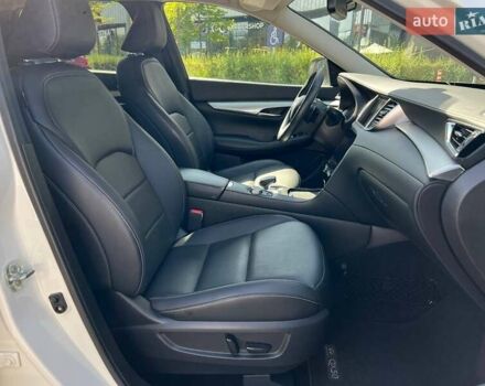 Белый Инфинити QX50, объемом двигателя 2 л и пробегом 75 тыс. км за 25490 $, фото 9 на Automoto.ua