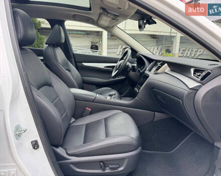 Белый Инфинити QX50, объемом двигателя 2 л и пробегом 81 тыс. км за 21900 $, фото 25 на Automoto.ua