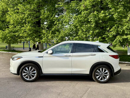 Белый Инфинити QX50, объемом двигателя 2 л и пробегом 72 тыс. км за 27500 $, фото 1 на Automoto.ua