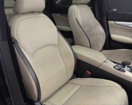 Чорний Інфініті QX50, об'ємом двигуна 2 л та пробігом 72 тис. км за 24499 $, фото 6 на Automoto.ua