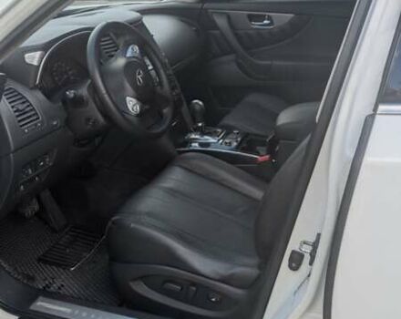 Белый Инфинити QX70, объемом двигателя 3.7 л и пробегом 185 тыс. км за 16000 $, фото 4 на Automoto.ua