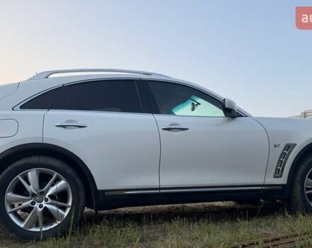 Белый Инфинити QX70, объемом двигателя 3.7 л и пробегом 154 тыс. км за 15200 $, фото 5 на Automoto.ua