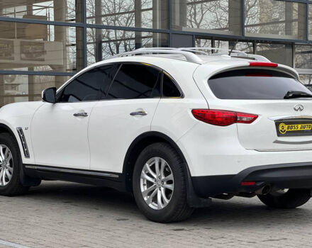 Белый Инфинити QX70, объемом двигателя 3.7 л и пробегом 254 тыс. км за 22300 $, фото 3 на Automoto.ua