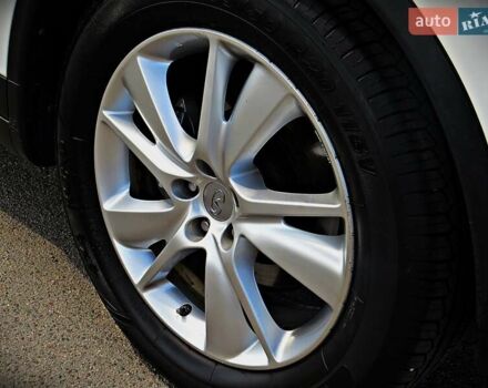 Белый Инфинити QX70, объемом двигателя 3.7 л и пробегом 141 тыс. км за 19900 $, фото 4 на Automoto.ua