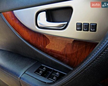 Белый Инфинити QX70, объемом двигателя 3.7 л и пробегом 141 тыс. км за 19900 $, фото 6 на Automoto.ua