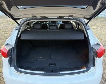 Белый Инфинити QX70, объемом двигателя 3.7 л и пробегом 154 тыс. км за 15200 $, фото 16 на Automoto.ua