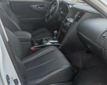 Белый Инфинити QX70, объемом двигателя 3.7 л и пробегом 185 тыс. км за 16000 $, фото 6 на Automoto.ua