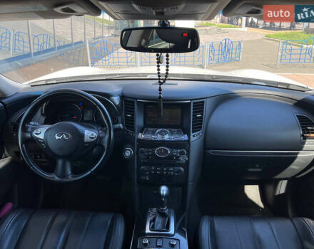 Белый Инфинити QX70, объемом двигателя 3.7 л и пробегом 145 тыс. км за 18900 $, фото 16 на Automoto.ua