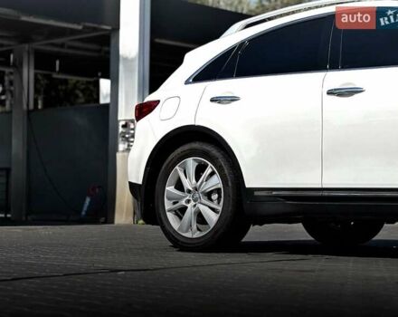 Белый Инфинити QX70, объемом двигателя 2.99 л и пробегом 110 тыс. км за 17999 $, фото 2 на Automoto.ua