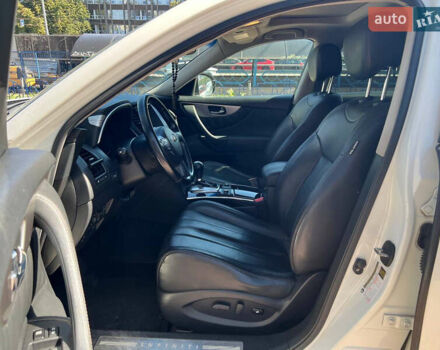 Белый Инфинити QX70, объемом двигателя 3.7 л и пробегом 145 тыс. км за 18900 $, фото 10 на Automoto.ua