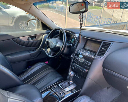 Белый Инфинити QX70, объемом двигателя 3.7 л и пробегом 145 тыс. км за 18900 $, фото 12 на Automoto.ua