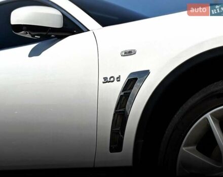 Белый Инфинити QX70, объемом двигателя 2.99 л и пробегом 110 тыс. км за 17999 $, фото 3 на Automoto.ua