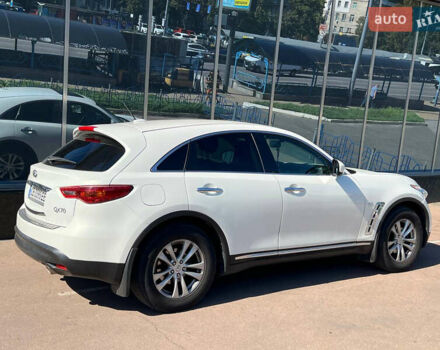 Белый Инфинити QX70, объемом двигателя 3.7 л и пробегом 145 тыс. км за 18900 $, фото 6 на Automoto.ua