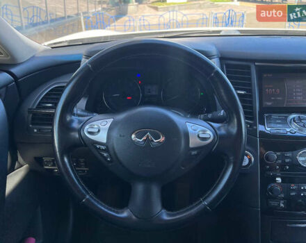 Белый Инфинити QX70, объемом двигателя 3.7 л и пробегом 145 тыс. км за 18900 $, фото 18 на Automoto.ua