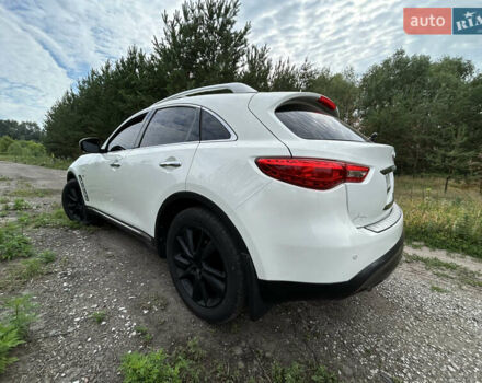Белый Инфинити QX70, объемом двигателя 3.7 л и пробегом 168 тыс. км за 17400 $, фото 6 на Automoto.ua