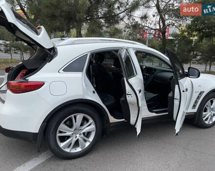 Белый Инфинити QX70, объемом двигателя 2.99 л и пробегом 128 тыс. км за 19800 $, фото 20 на Automoto.ua