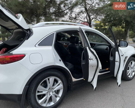 Белый Инфинити QX70, объемом двигателя 2.99 л и пробегом 128 тыс. км за 19800 $, фото 25 на Automoto.ua