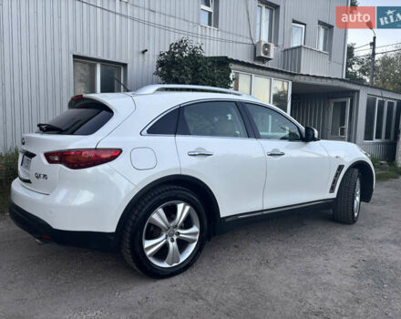 Белый Инфинити QX70, объемом двигателя 3.7 л и пробегом 63 тыс. км за 13800 $, фото 2 на Automoto.ua