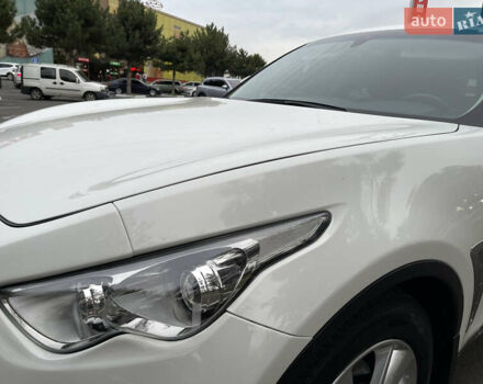 Белый Инфинити QX70, объемом двигателя 2.99 л и пробегом 128 тыс. км за 19800 $, фото 63 на Automoto.ua