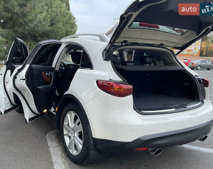 Белый Инфинити QX70, объемом двигателя 2.99 л и пробегом 128 тыс. км за 19800 $, фото 28 на Automoto.ua