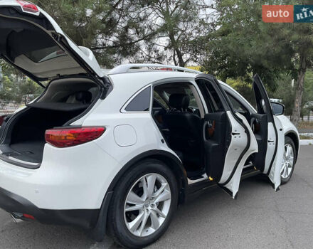 Белый Инфинити QX70, объемом двигателя 2.99 л и пробегом 128 тыс. км за 19800 $, фото 26 на Automoto.ua