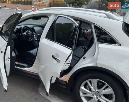 Белый Инфинити QX70, объемом двигателя 2.99 л и пробегом 128 тыс. км за 19800 $, фото 32 на Automoto.ua