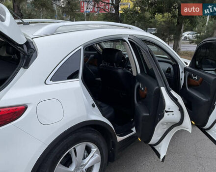 Белый Инфинити QX70, объемом двигателя 2.99 л и пробегом 128 тыс. км за 19800 $, фото 30 на Automoto.ua