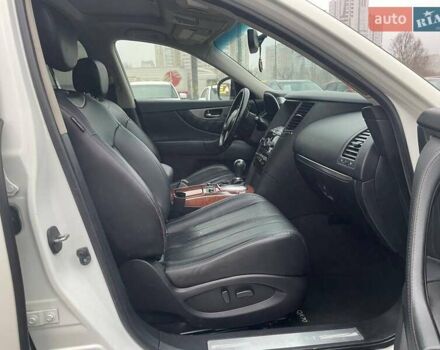 Белый Инфинити QX70, объемом двигателя 3.7 л и пробегом 84 тыс. км за 16990 $, фото 11 на Automoto.ua