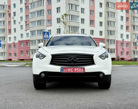 Белый Инфинити QX70, объемом двигателя 3.7 л и пробегом 200 тыс. км за 16800 $, фото 2 на Automoto.ua