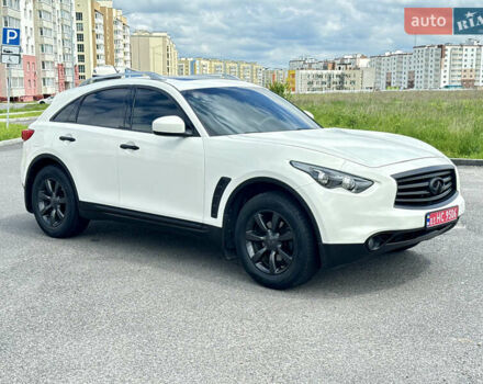 Белый Инфинити QX70, объемом двигателя 3.7 л и пробегом 200 тыс. км за 16800 $, фото 18 на Automoto.ua