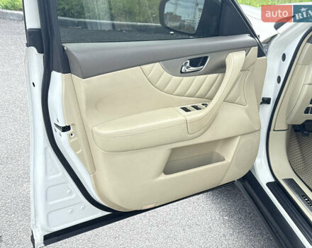 Белый Инфинити QX70, объемом двигателя 3.7 л и пробегом 200 тыс. км за 16800 $, фото 21 на Automoto.ua