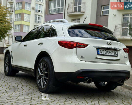 Белый Инфинити QX70, объемом двигателя 3.7 л и пробегом 180 тыс. км за 21777 $, фото 4 на Automoto.ua