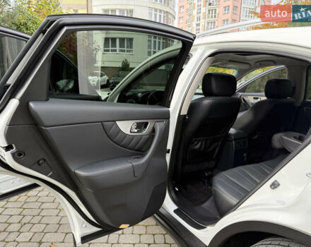 Белый Инфинити QX70, объемом двигателя 3.7 л и пробегом 180 тыс. км за 21777 $, фото 23 на Automoto.ua