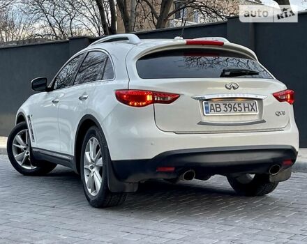 Белый Инфинити QX70, объемом двигателя 3.7 л и пробегом 129 тыс. км за 21000 $, фото 5 на Automoto.ua