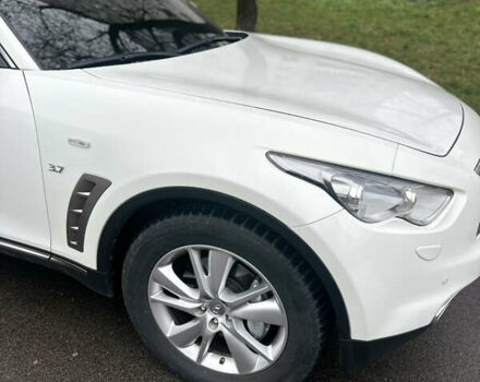 Белый Инфинити QX70, объемом двигателя 3.7 л и пробегом 55 тыс. км за 23500 $, фото 2 на Automoto.ua