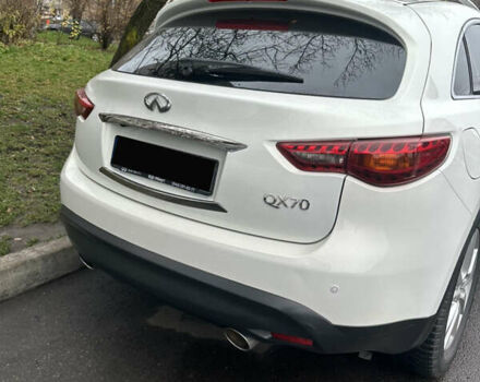 Белый Инфинити QX70, объемом двигателя 3.7 л и пробегом 55 тыс. км за 23500 $, фото 3 на Automoto.ua