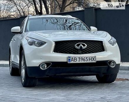 Белый Инфинити QX70, объемом двигателя 3.7 л и пробегом 129 тыс. км за 21000 $, фото 9 на Automoto.ua