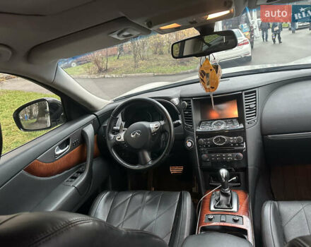 Белый Инфинити QX70, объемом двигателя 3.7 л и пробегом 55 тыс. км за 23500 $, фото 4 на Automoto.ua