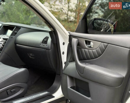 Белый Инфинити QX70, объемом двигателя 3.7 л и пробегом 180 тыс. км за 21777 $, фото 14 на Automoto.ua