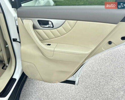 Белый Инфинити QX70, объемом двигателя 3.7 л и пробегом 200 тыс. км за 16800 $, фото 25 на Automoto.ua