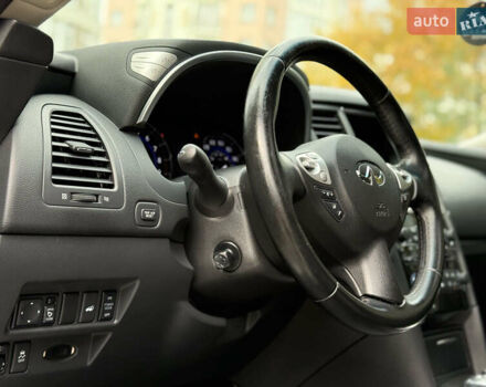 Белый Инфинити QX70, объемом двигателя 3.7 л и пробегом 180 тыс. км за 21777 $, фото 12 на Automoto.ua