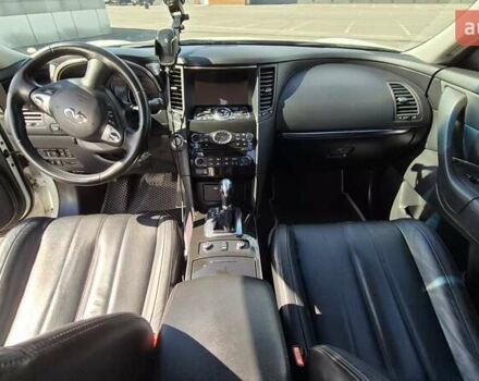 Белый Инфинити QX70, объемом двигателя 3.7 л и пробегом 157 тыс. км за 22500 $, фото 6 на Automoto.ua