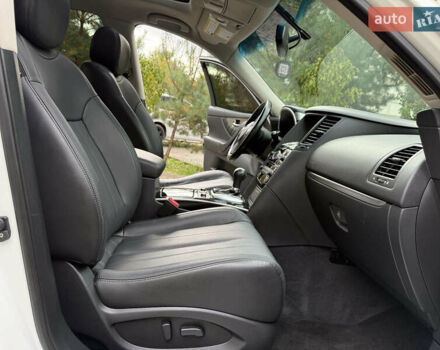 Белый Инфинити QX70, объемом двигателя 3.7 л и пробегом 180 тыс. км за 21777 $, фото 16 на Automoto.ua