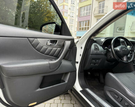 Белый Инфинити QX70, объемом двигателя 3.7 л и пробегом 180 тыс. км за 21777 $, фото 9 на Automoto.ua