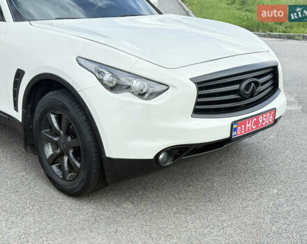 Белый Инфинити QX70, объемом двигателя 3.7 л и пробегом 200 тыс. км за 16800 $, фото 1 на Automoto.ua