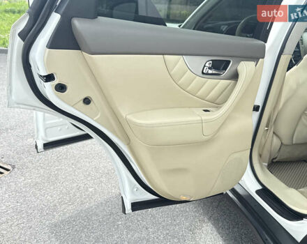Белый Инфинити QX70, объемом двигателя 3.7 л и пробегом 200 тыс. км за 16800 $, фото 23 на Automoto.ua