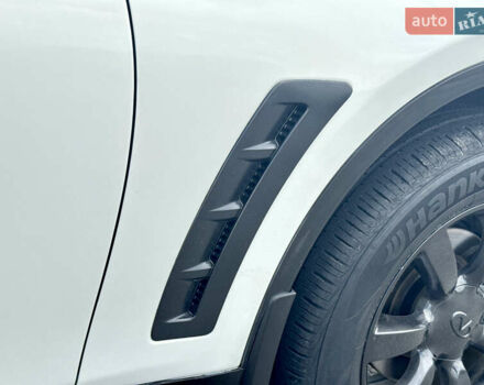 Белый Инфинити QX70, объемом двигателя 3.7 л и пробегом 200 тыс. км за 16800 $, фото 17 на Automoto.ua