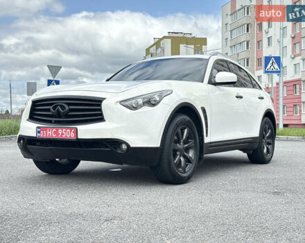 Белый Инфинити QX70, объемом двигателя 3.7 л и пробегом 200 тыс. км за 16800 $, фото 3 на Automoto.ua