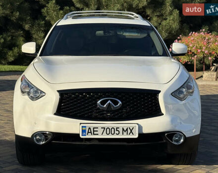 Белый Инфинити QX70, объемом двигателя 3.7 л и пробегом 74 тыс. км за 19900 $, фото 2 на Automoto.ua