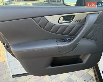 Белый Инфинити QX70, объемом двигателя 3.7 л и пробегом 74 тыс. км за 19900 $, фото 16 на Automoto.ua